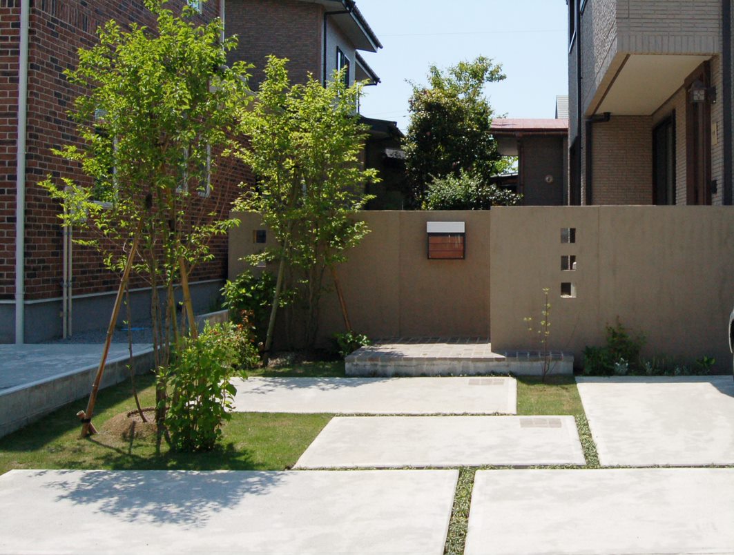 自然石と平板テラス四角にこだわった庭 カントリーガーデン 秋田の外構 ガーデンデザインエクステリア リノベーション 不動産