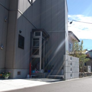 柔らかなコンクリートの質感にビビットカラーの立水栓が映える カントリーガーデン 秋田の外構 ガーデンデザインエクステリア リノベーション 不動産