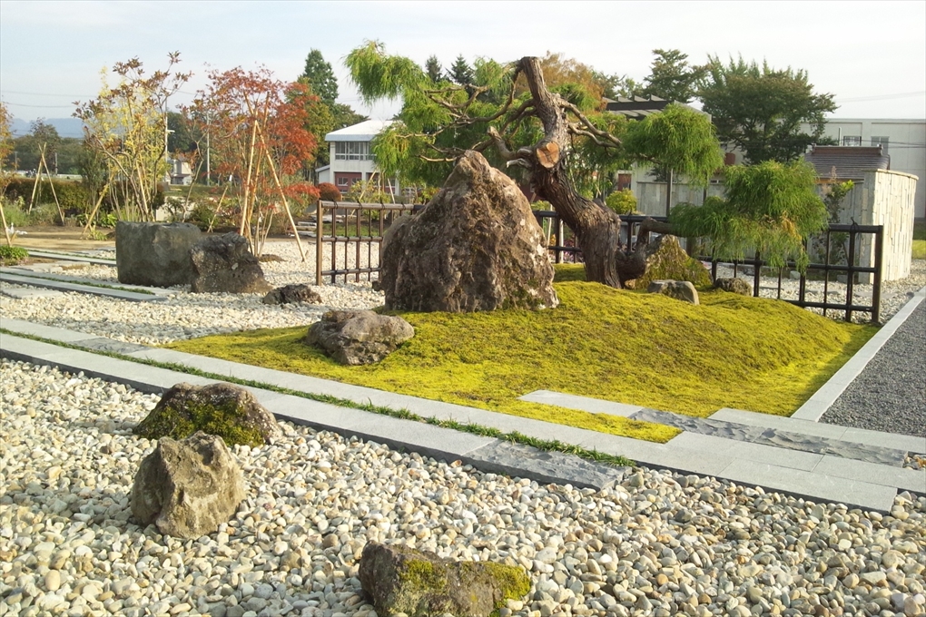 植物の景石をまとめあげ広い空間を上質な和庭に｜カントリーガーデン 