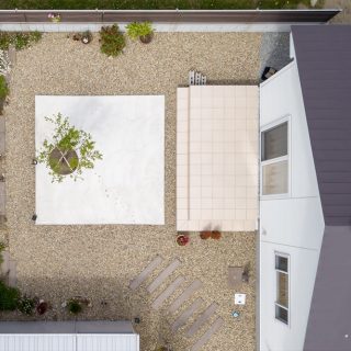 上空から見たお庭。シンプルな四角いテラスになっています。