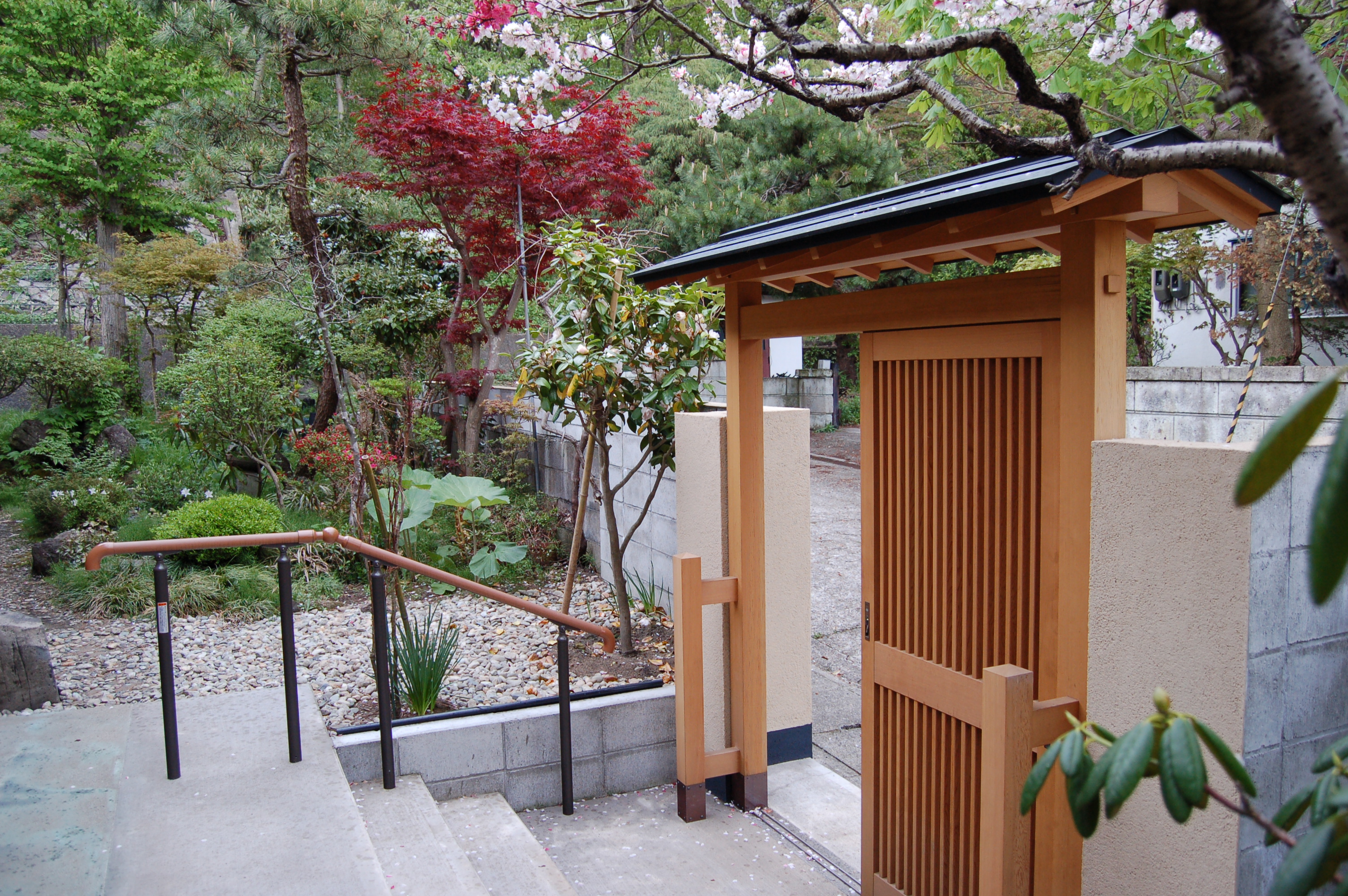 風格ある伝統的な数寄屋門と 木々が映える美しい 和 の景観 カントリーガーデン 秋田の外構 ガーデンデザインエクステリア リノベーション 不動産