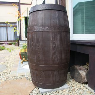 樽型の雨水タンク。雨水を再利用してガーデニングに使える利便性もあり、 見た目もおしゃれです。