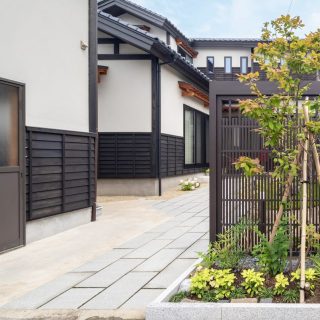 駐車場とお庭の境界には糸屋格子を設え、まるで京町屋のような雰囲気を演出。