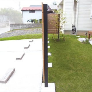フェンスは庭と駐車スペースの境界の役割も担っています。