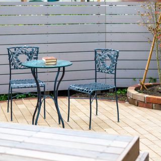 外でお茶やおしゃべりも楽しめそうなテーブルセットのあるお庭