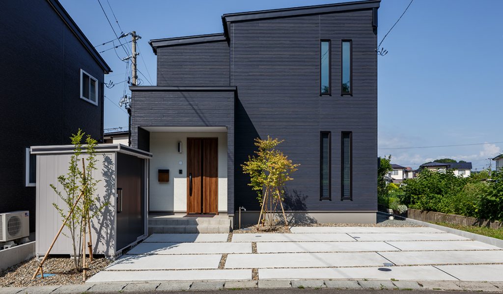 住宅外観。黒を基調としたシンプルなお家