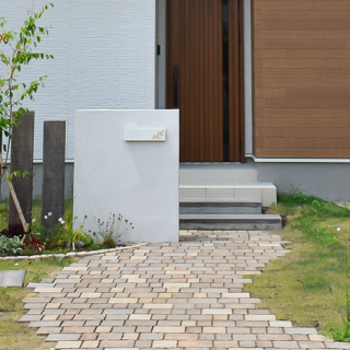 外観全体。駐車スペースは広く