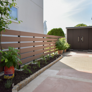 お庭スペース。エコモックフェンスは開放感もありつつ、プライベートな空間を保ちます。