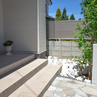 玄関アプローチ。使用した自然石はお家に合わせた明るいカラーに統一しています。