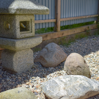 灯篭の周りにはお庭にあった大き目の石を再利用しました。