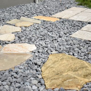 緩やかなカーブを描く天然石がお庭に柔らかい印象をもたらします。