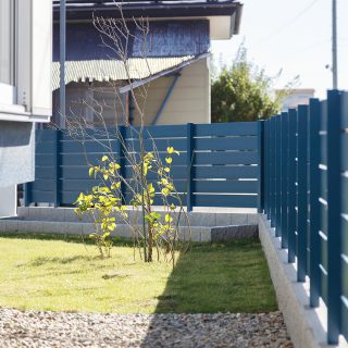 外構に合わせたブルーのフェンスが、お家全体に一体感を与えます。