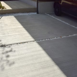 駐車スペースのコンクリートは、ざらりとした表面に仕上げています。