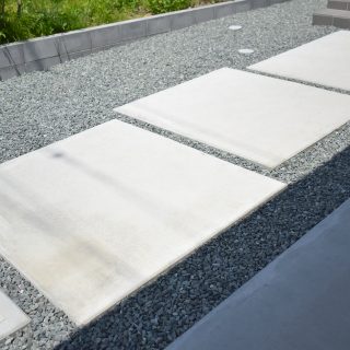 コンクリートの平板を並べたアプローチ。