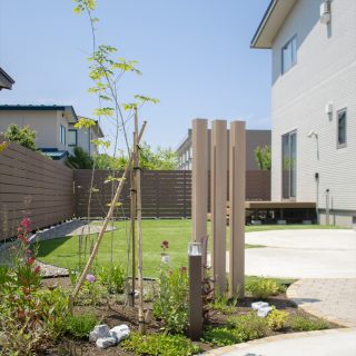 枕木材を使用した門柱と植栽