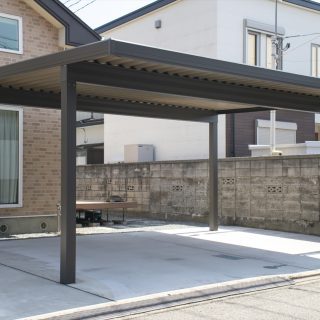 住まいに調和した限定色のカーポート