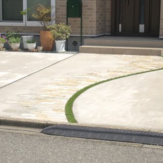 自然石と人工芝のスリットでつくるアプローチ