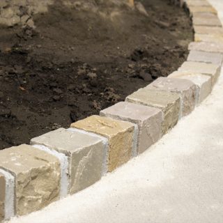 自然石のピンコロを使った花壇