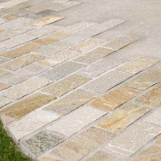 暖色の自然石が外観全体を優しい雰囲気に