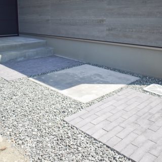 住まいの色味に合わせたアプローチ