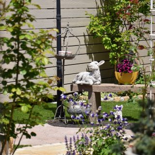 ベンチは休憩にも鉢植え置きにも使えます