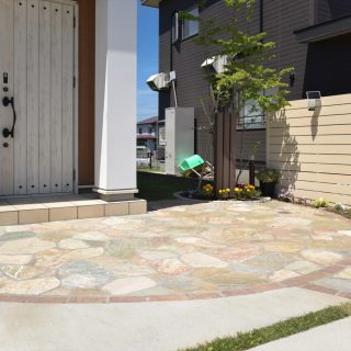 玄関前はアーチをつけてナチュラルな雰囲気に