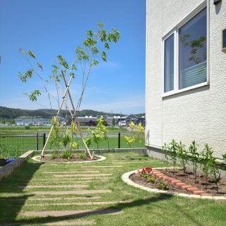 天然芝や植栽の緑に癒されるお庭