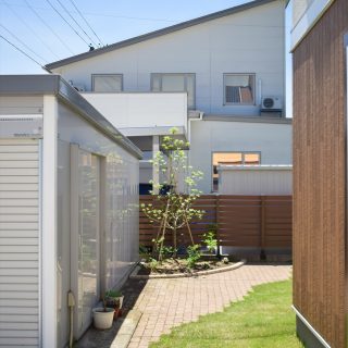 天然芝とILBを使用した通路